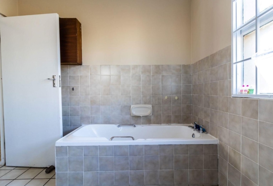 8 Bedroom Property for Sale in Middedorp Western Cape